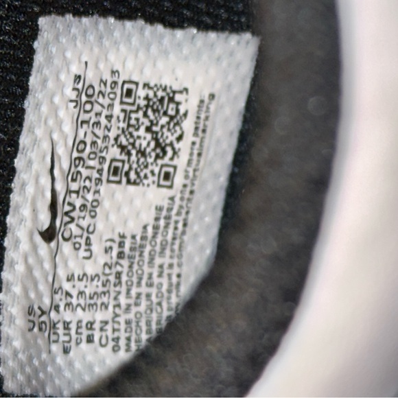 Nike Panda Dunks - Picture 6 of 6